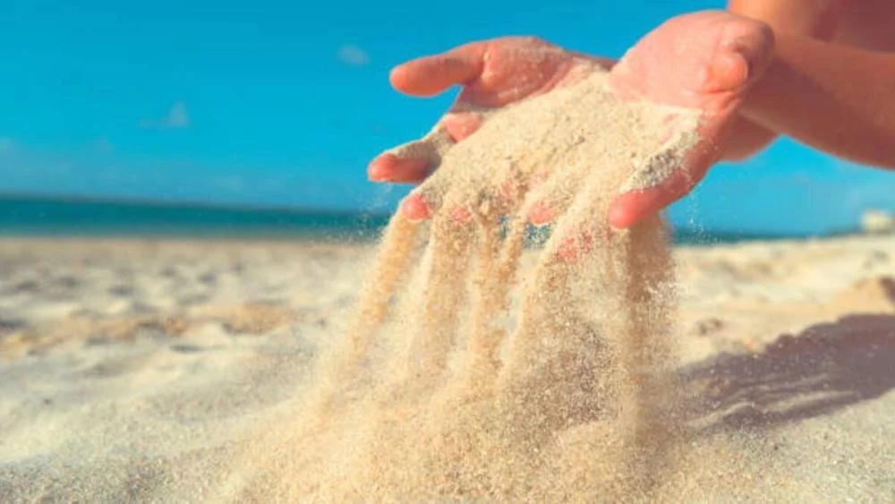 El truco mágico para deshacerte de la arena de playa sin agua