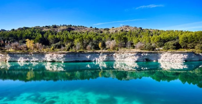 A solo dos horas de Madrid: la playa de interior más espectacular de España con aguas turquesas