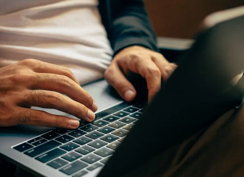 CREACIÓN DE CUENTAS FALSAS