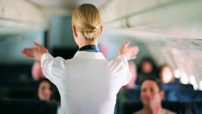 Un secreto de las azafatas: la razón por la que no se recomienda hablar con los pasajeros antes del vuelo
