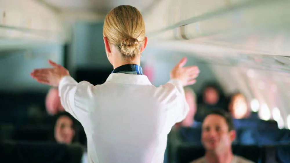 Un secreto de las azafatas: la razón por la que no se recomienda hablar con los pasajeros antes del vuelo