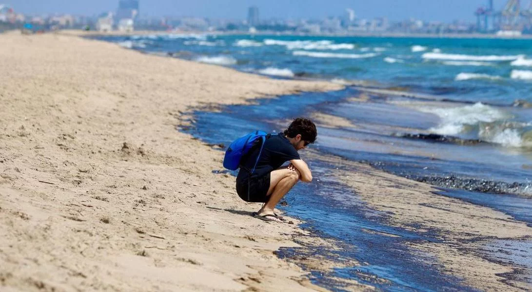 El fenómeno natural que oscurece las playas de Valencia: un verdadero mar negro
