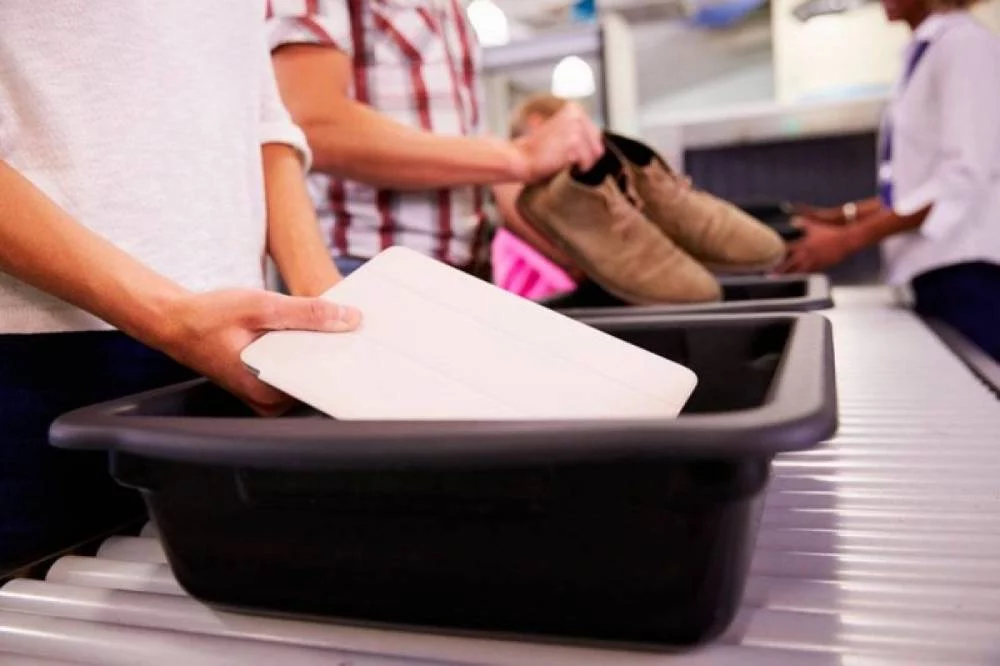 El truco infalible para pasar más rápido el control de seguridad en el aeropuerto 2 Moncloa Otro truco viral para pasar la seguridad de un aeropuerto