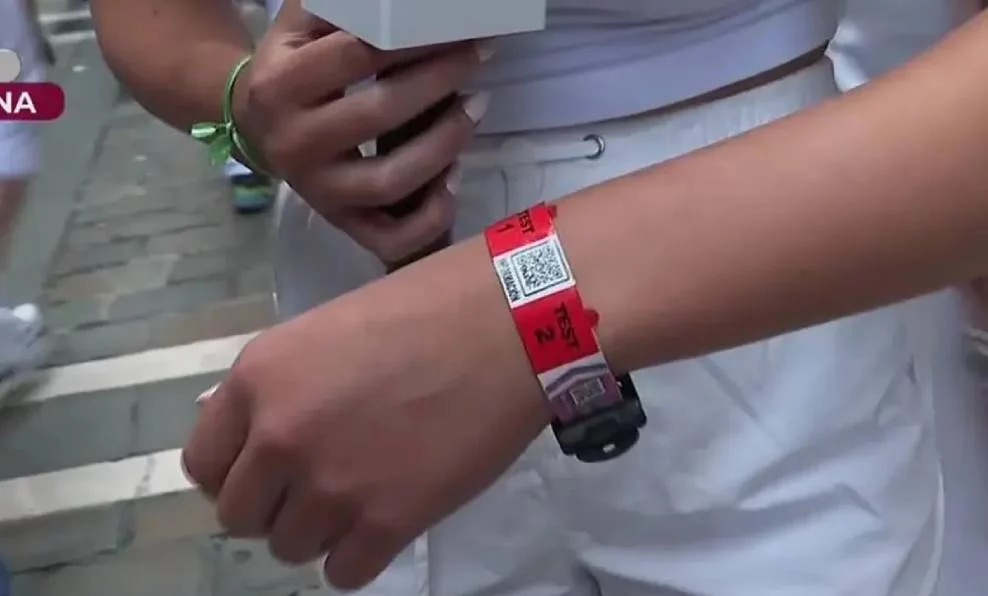 Flipa con esta pulsera en San Fermín que detecta comportamiento criminal al instante 1 Moncloa Una solución efectiva para los delitos en San Fermín
