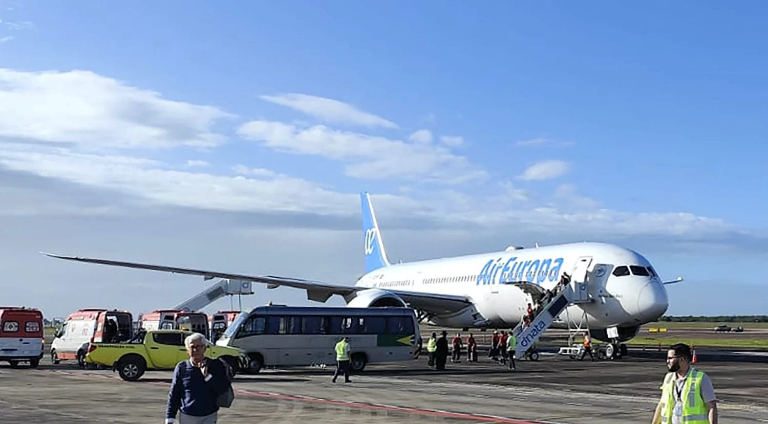 Pasajero en el portaequipajes tras una turbulencia extrema: las imágenes que sorprendieron a todos