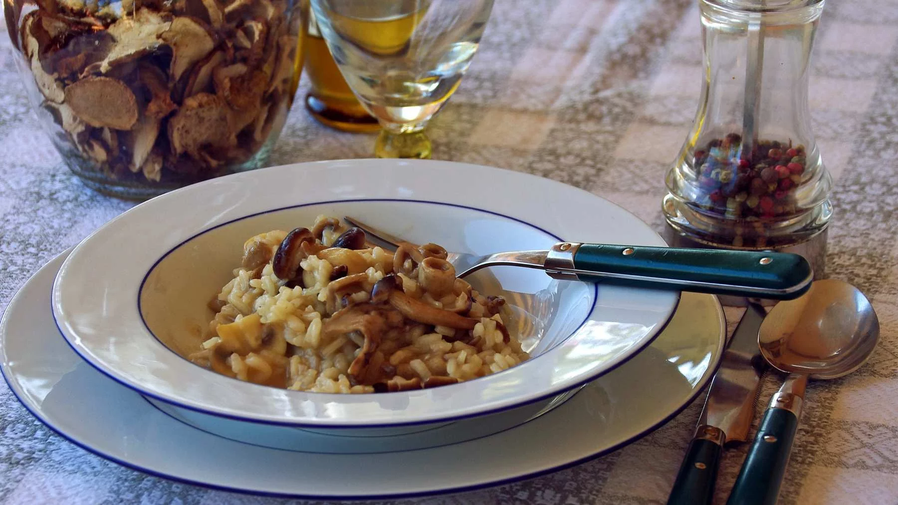 Receta de arroz con setas en la Thermomix: un plato delicioso y rápido en solo 35 minutos 6 Moncloa Arroz con setas en la Thermomix Receta facil y deliciosa para sorprender a todos en 35 minutos 1 Moncloa