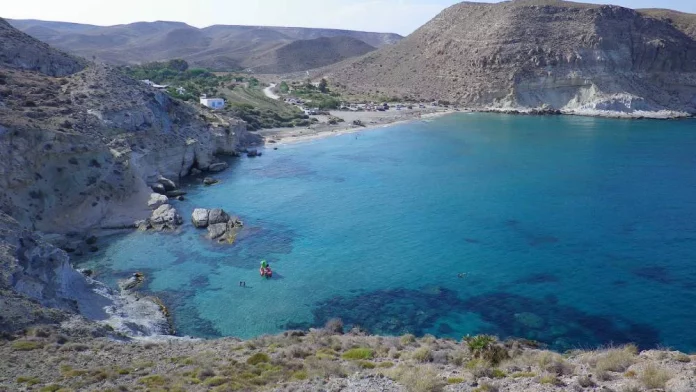 La cala oculta de Almería que está arrasando: aguas cristalinas y poca gente