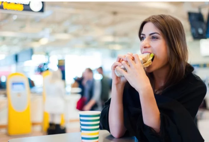 Antes de volar, aprende este truco para comer en el aeropuerto