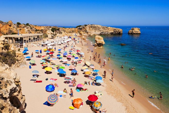 Portugal esconde una playa 'secreta' dentro de una cueva a la que solo se accede por mar
