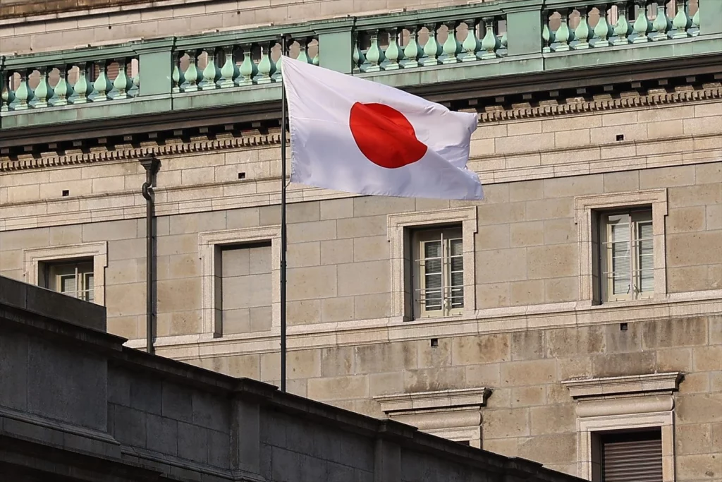 Nuevo conflicto entre China y Japón por la posesión de unas islas 3 Moncloa EuropaPress 5895733 march 19 2024 tokyo japan japanese flag is seen at the bank of japan boj in Moncloa