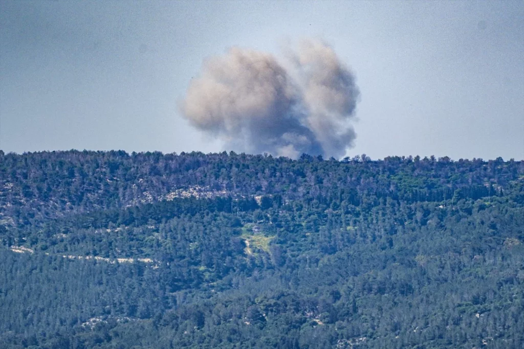 EuropaPress 5899824 columna humo bombardeo ejercito israel contra sur libano archivo Moncloa