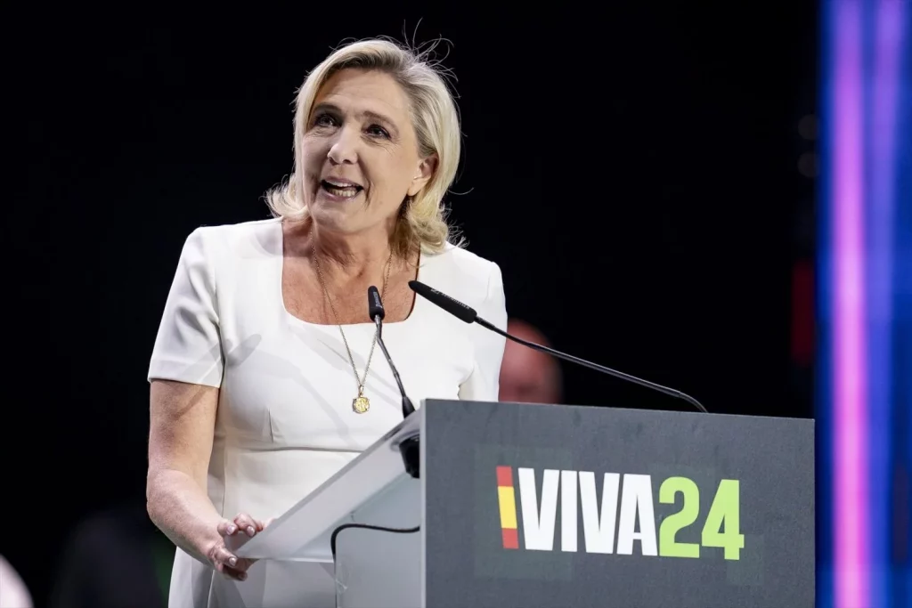 Desaparece del equipo de Le Pen una candidata que se fotografió con una gorra nazi 1 Moncloa Marine Le Pen durante su campaña