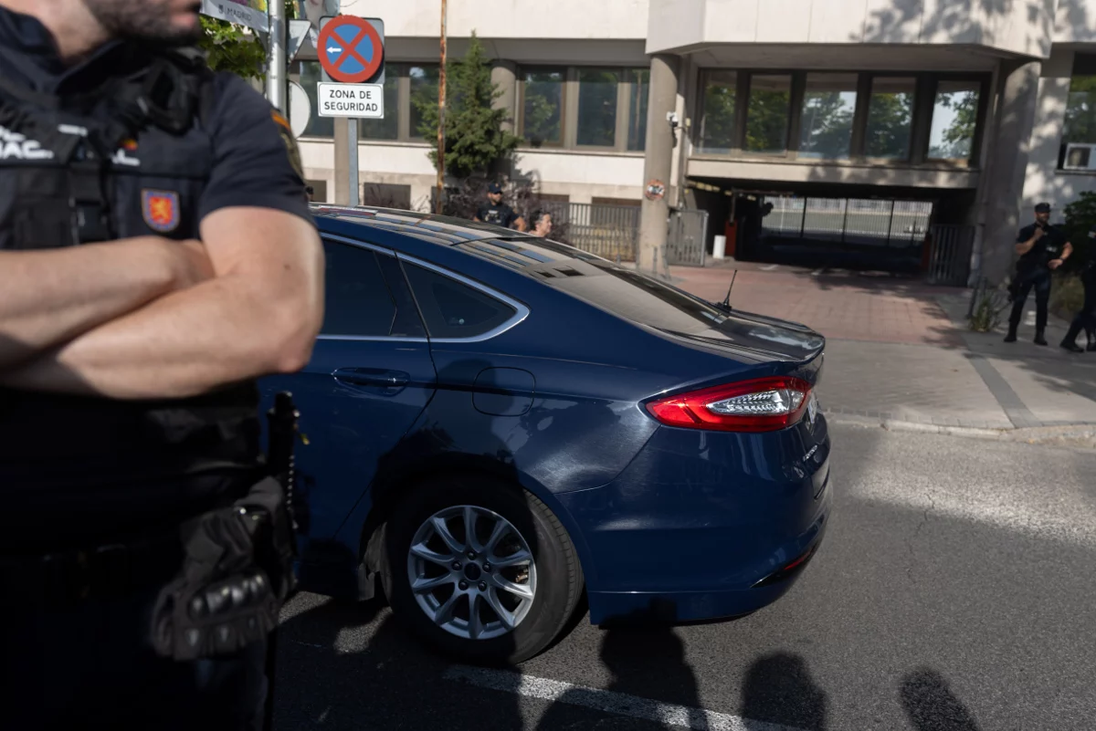 Llegada de un coche oficial con una fuerte presencia policial en los Juzgados de Plaza Castilla