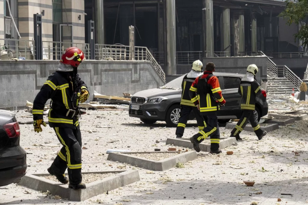 Duro ataque de Rusia en Kiev con 20 muertos y un hospital pediátrico devastado 2 Moncloa EuropaPress 6077677 july 2024 kyiv kyiv city ukraine rescue worker from the fire department on Moncloa
