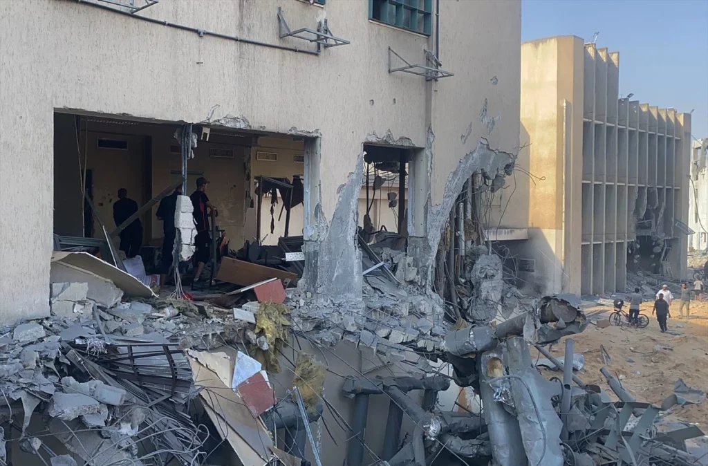 EuropaPress 6085118 12 july 2024 palestinian territories gaza people walk on rubble as they Moncloa