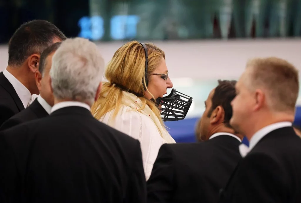 Expulsan a la extremista rumana Diana Iovanovici del Parlamento Europeo por gritar con un bozal puesto 1 Moncloa EuropaPress 6094910 18 july 2024 france strasbourg diana iovanovici sosoaca romanian member of Moncloa