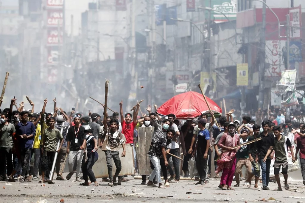 ¿Por qué hay tanto caos en Bangladesh? Se reportan más de 2.500 detenidos tras las protestas 1 Moncloa ¿Por qué hay tanto caos en Bangladesh? Se reportan más de 2.500 detenidos tras las protestas