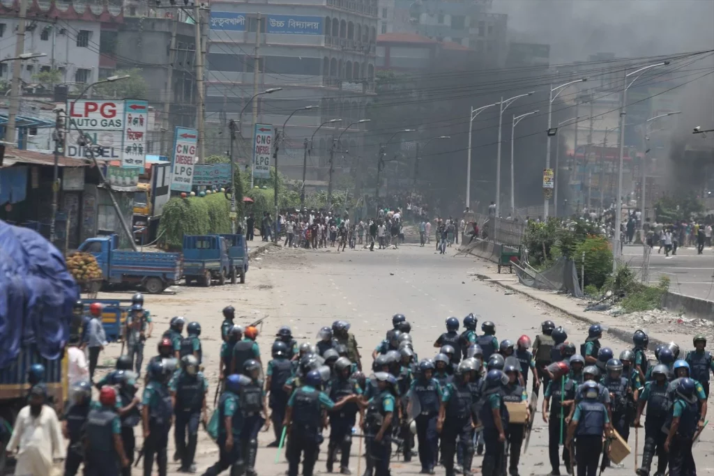 ¿Por qué hay tanto caos en Bangladesh? Se reportan más de 2.500 detenidos tras las protestas 2 Moncloa EuropaPress 6103359 july 18 2024 dhaka wari bangladesh students take part in the ongoing Moncloa