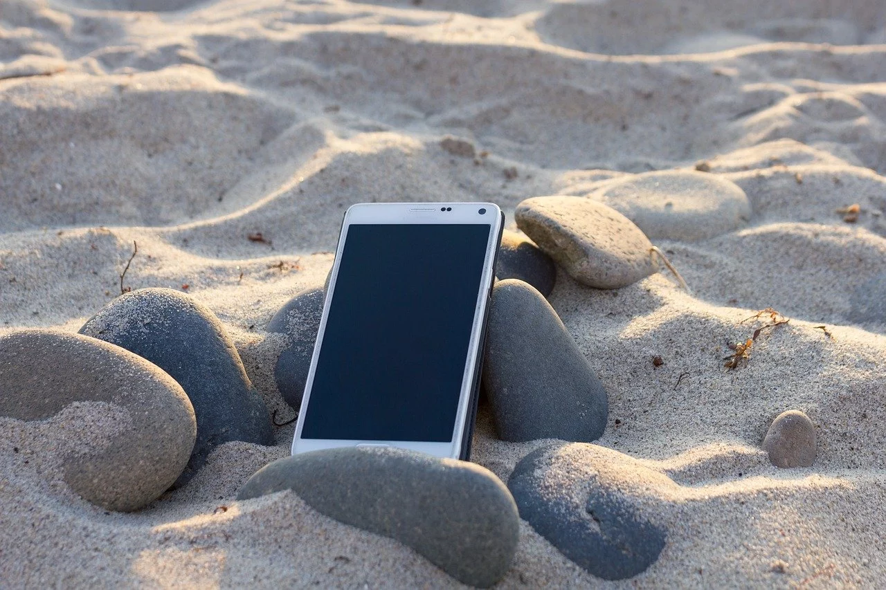 Evita que tu móvil se arruine en la playa: 4 consejos claves para proteger tu dispositivo este verano
