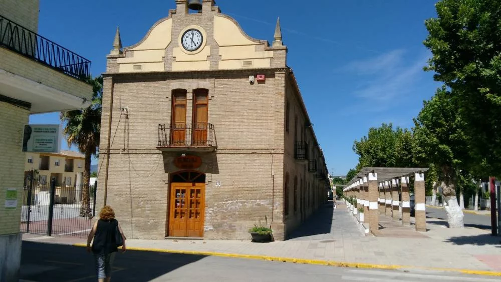 El pueblo de senderos y bosques que pertenecía a una celebridad española y está a una hora de Granada
