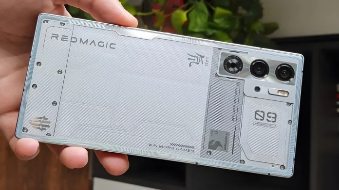 Así es el teléfono inteligente con ventilador propio que rompe el mercado y es ideal para videojuegos