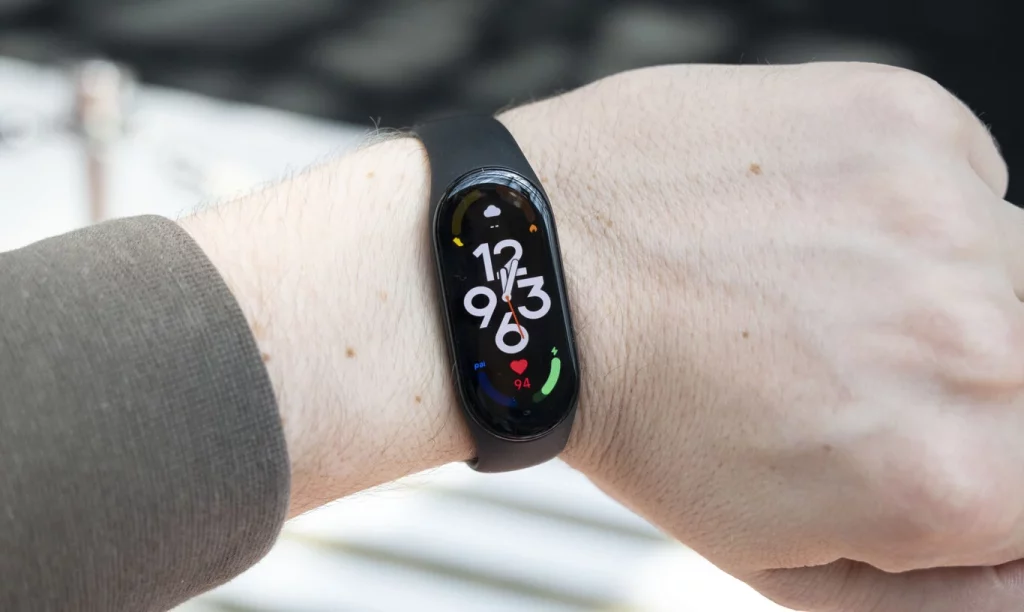 Xiaomi busca romper el mercado con Smart Band 9: una de las mejores pulseras metálicas que te permite abrir el coche sin llaves 2 Moncloa Un diseño de lo más estético