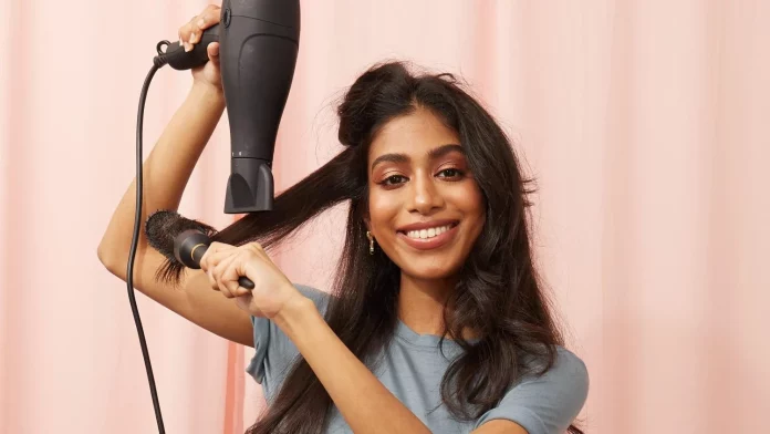 Así funciona el secador de pelo inteligente que deja tu cabello perfecto en segundos y por menos de 40 euros