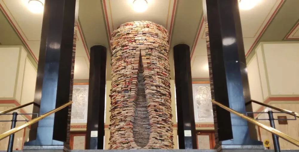 Dos turistas desenmascaran la ilusión de la torre infinita en Europa