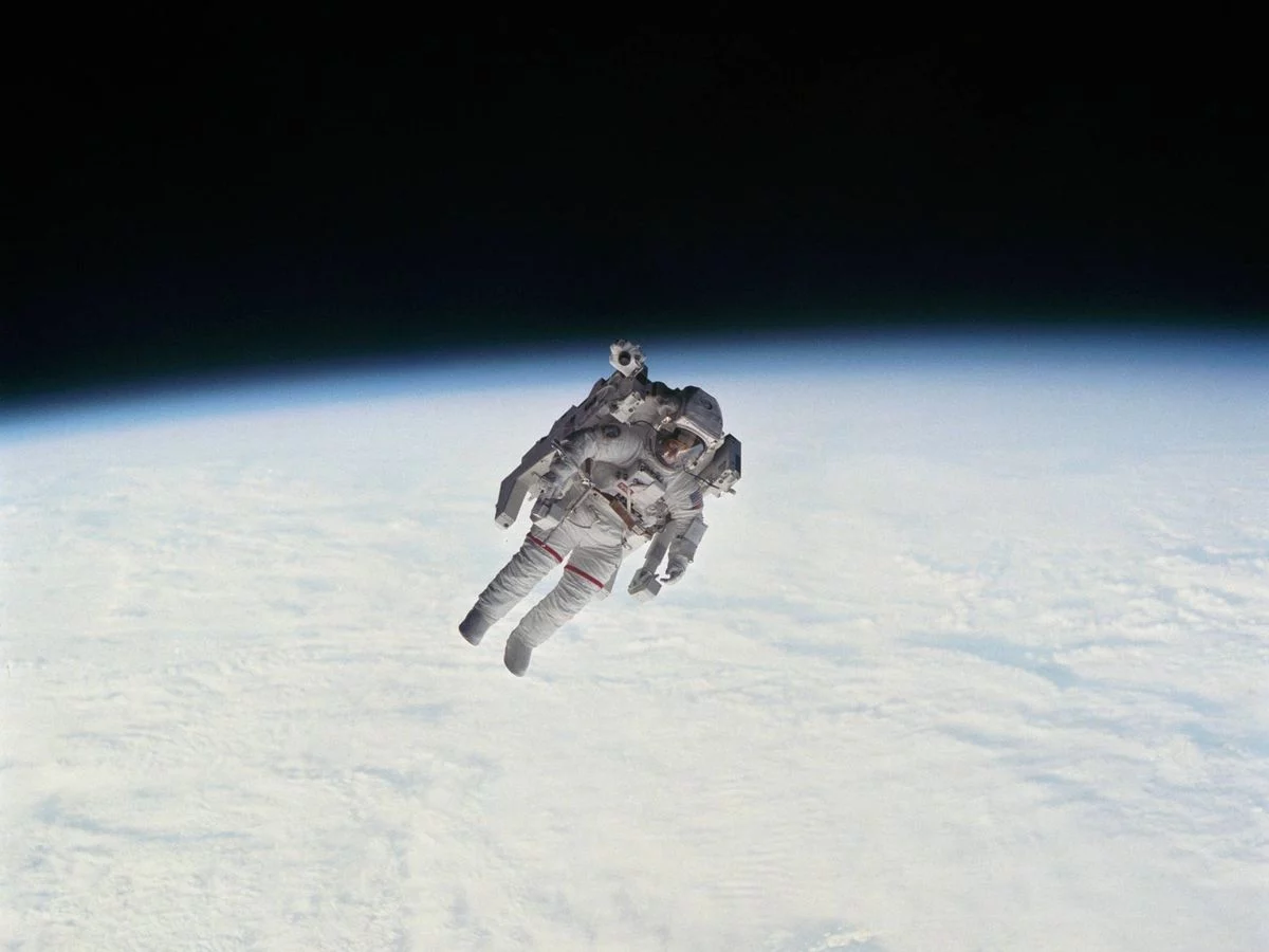 El traje espacial que transforma la orina en agua potable: así obtiene medio litro en menos de 5 minutos