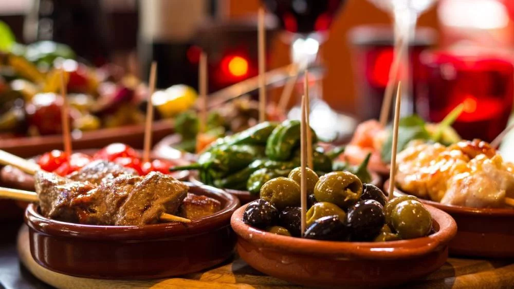 El secreto de los bares en España: un aperitivo que baja el azúcar y quema grasas 1 Moncloa El secreto mejor guardado en España: por qué este aperitivo es bueno para la salud