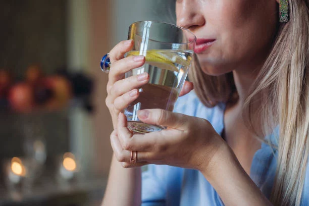 El lado oculto de tomar agua con limón en ayunas: Tus dientes te lo agradecerán