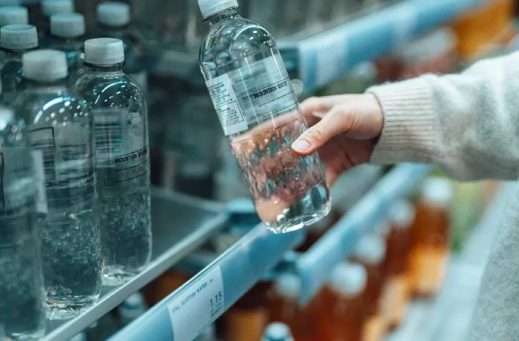 Di adiós al agua embotellada con este aparato que saca 30 litros de agua del aire 1 Moncloa La empresa detrás de este invento novedosos con el agua