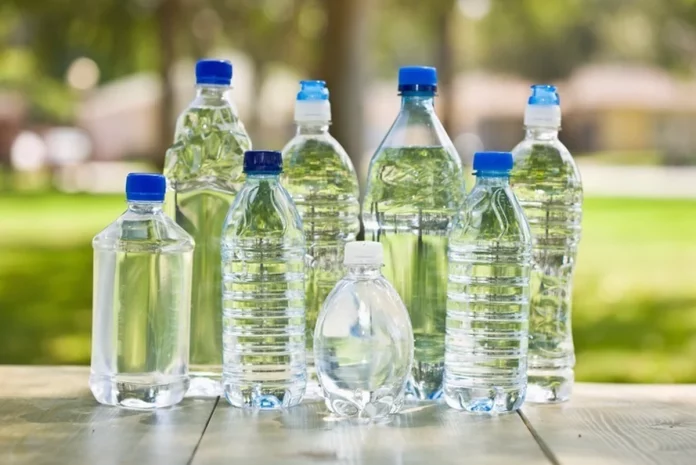 Di adiós al agua embotellada con este aparato que saca 30 litros de agua del aire