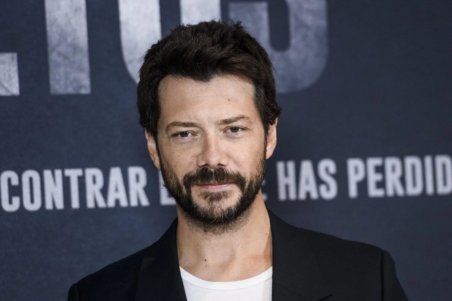 Quién es la actriz sudamericana que enciende la pantalla junto a Álvaro Morte