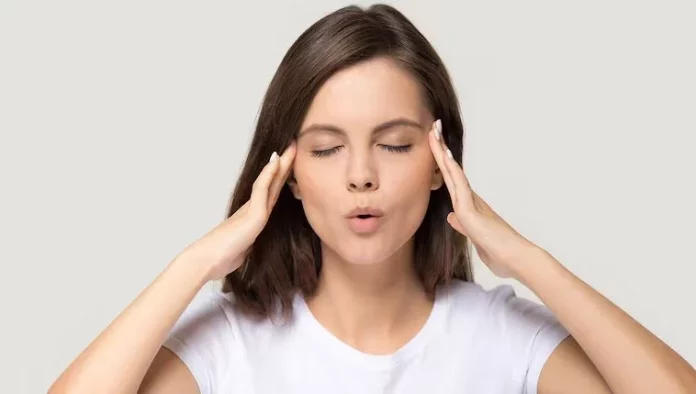 Adiós arrugas y estrés con esta rutina viral de gimnasia facial
