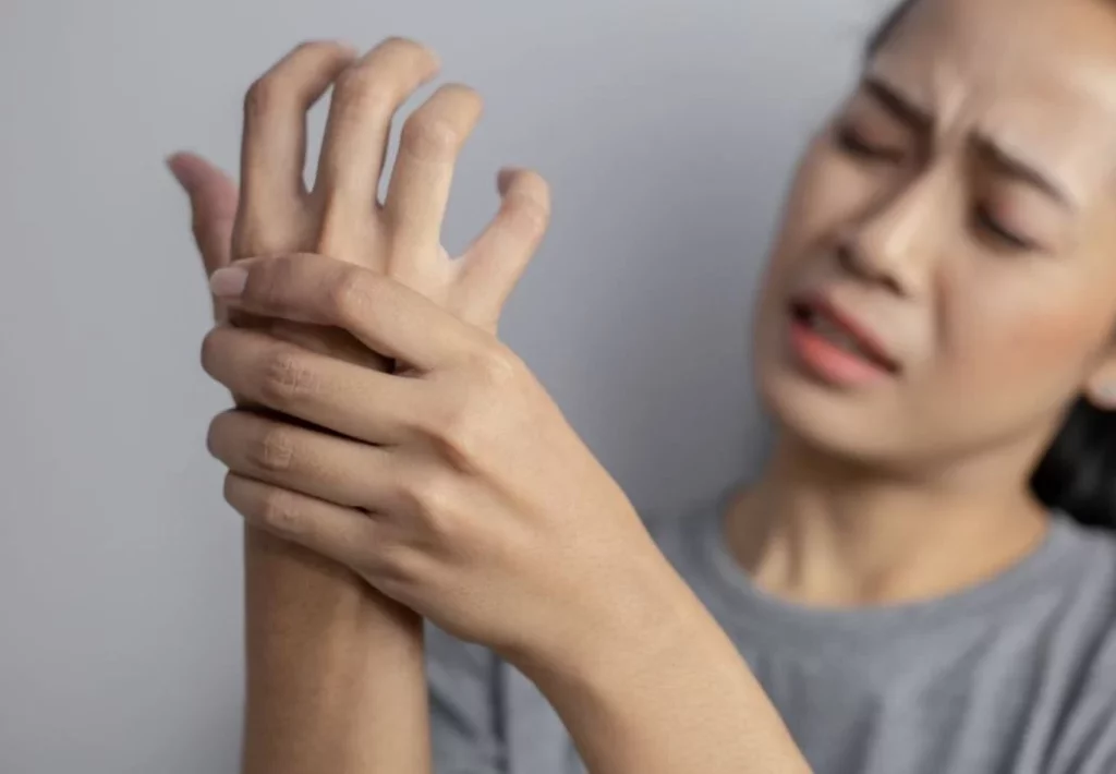 El síntoma silencioso de la artritis juvenil que podría estar afectándote 1 Moncloa ¿Por qué es importante identificar la rigidez cuando hay artritis juvenil?