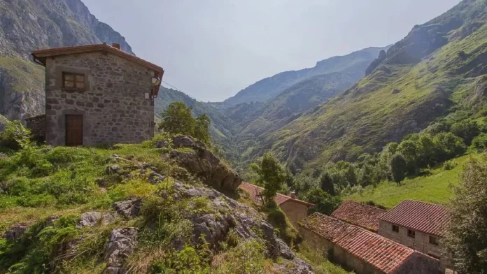 Conoce el pueblo español que tiene una entrada única: ¡solo puedes llegar en elevador!