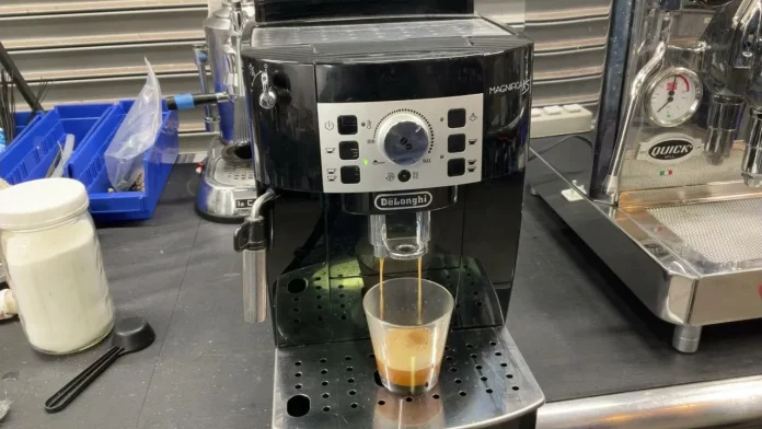 Adiós a las cápsulas, la cafetera superautomática con molinillo y espumador triunfa en El Corte Inglés a precio de ganga