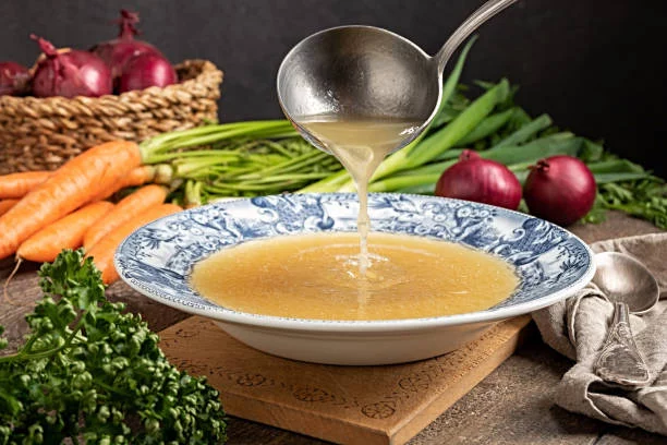 El caldo diario que supera a la dieta de la alcachofa, según los nutricionistas