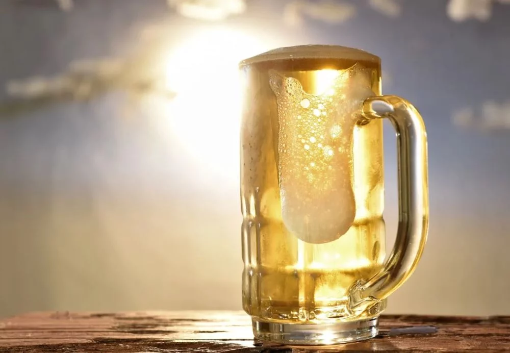 No importa el calor: estos tres grupos deben evitar la cerveza siempre 1 Moncloa Evita la cerveza para el calor si padeces alguna de estas condiciones