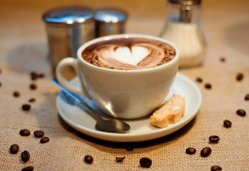 Ni cortado ni bombón: El café que prefieren los españoles es también el favorito en Europa 1 Moncloa ¿Por qué el capuchino es el café más popular?