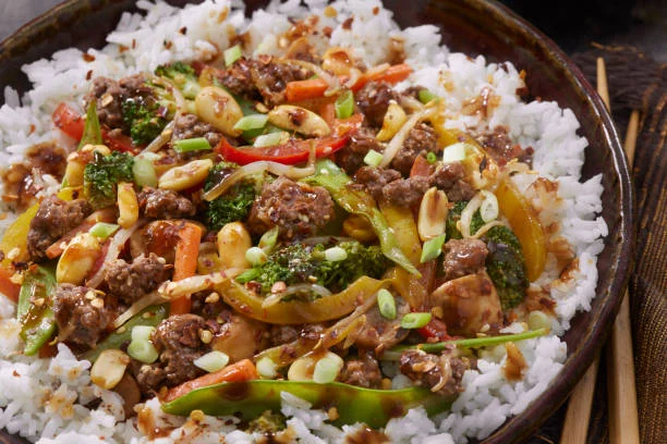 Salva la hora del almuerzo con esta rica receta de carne molida, arroz y champiñones