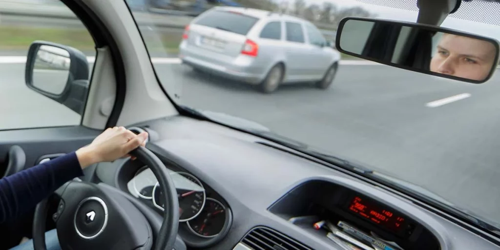 El secreto detrás del botón "A" de tu coche revelado, y no es lo que crees 1 Moncloa Para qué sirve el botón que tiene la letra A en el coche