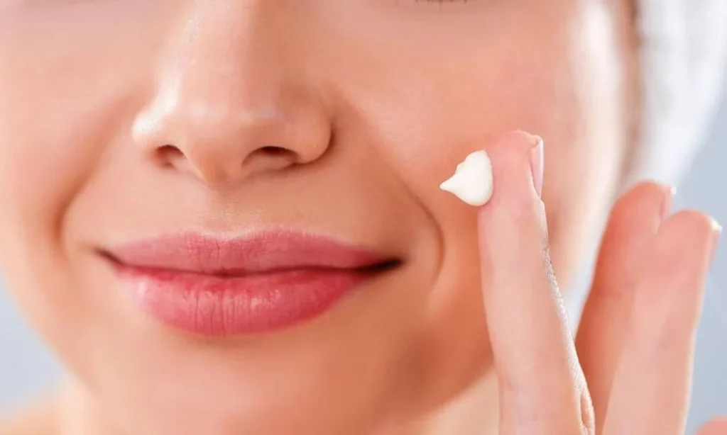 Esta es la crema antiedad que la OCU recomienda como la mejor reafirmante para mujeres 2 Moncloa ¿Esta crema antiedad es para todos?