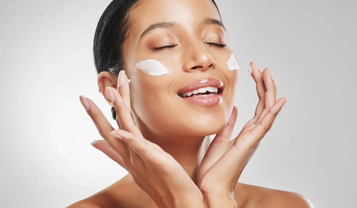 Esta es la crema antiedad que la OCU recomienda como la mejor reafirmante para mujeres
