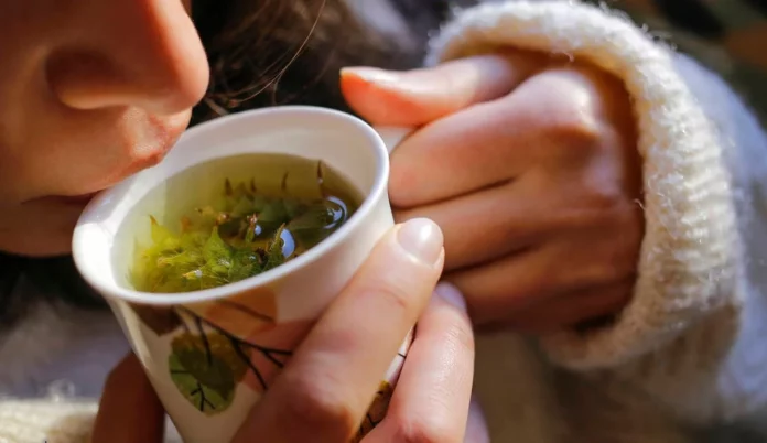 Despídete de la hinchazón con esta infusión que depura el hígado y adelgaza