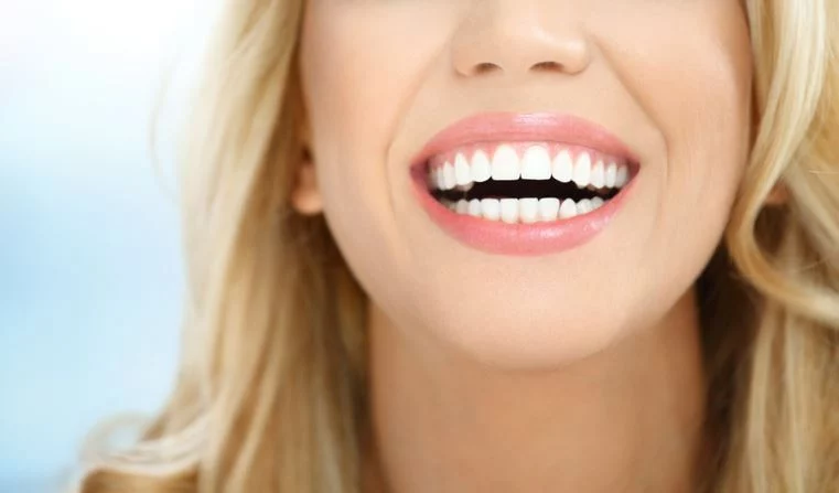 Cómo usar limón para quitar el sarro dental y lograr dientes más blancos 2 Moncloa Además del limón, estas son las recomendaciones para combatir el sarro dental