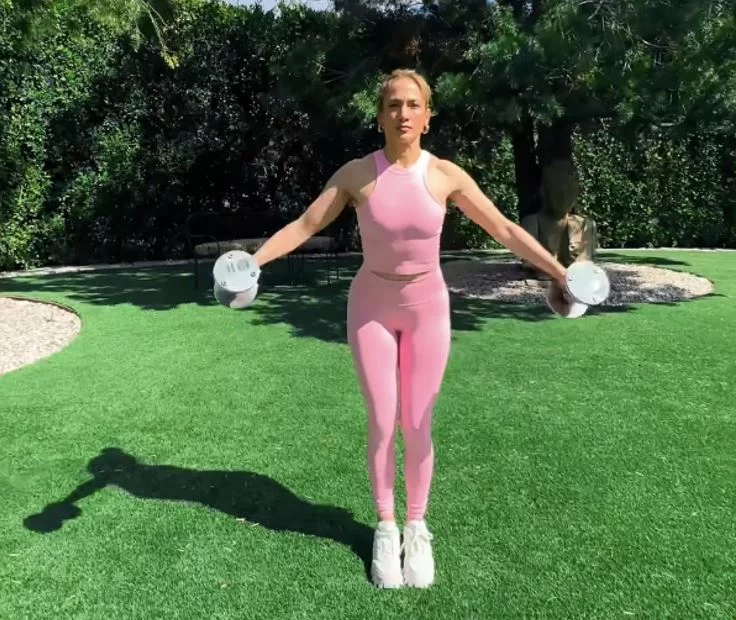 La rutina de Jennifer Lopez que puedes hacer en tu casa y sin equipos 2 Moncloa Estos son los consejos que debes seguir para tener un cuerpo como el de Jennifer Lopez