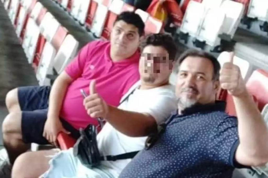 La familia de un discapacitado recurre el archivo de su caso por «muerte violenta homicida» en El Molinón 1 Moncloa Eleazar García con jersey rosa, un primo y su padre en El Molinón.