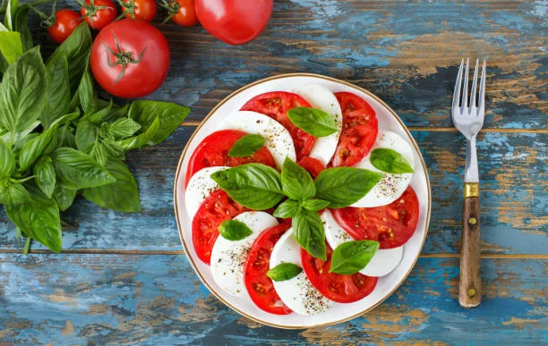 La ensalada caprese que te salva el día: italiana, sencilla y lista en un suspiro